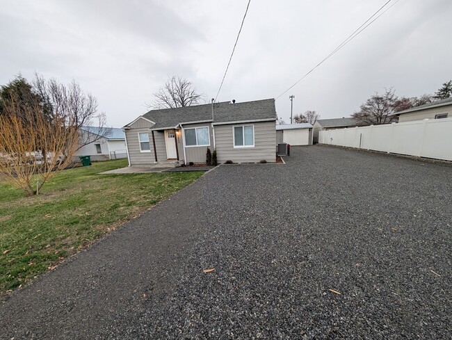 Photo - Gorgeous 3 Bed 2 Bath Orchards House with Shop