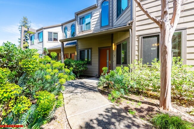Building Photo - Lovely Townhouse | Private Outdoor Space