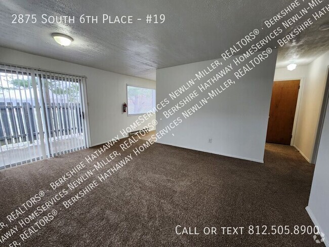 Building Photo - 2 Bedroom Apartment Close to Mall Unit #19