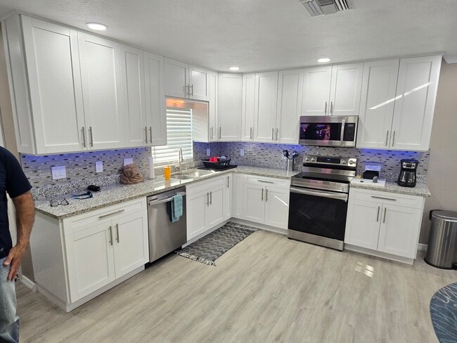 Kitchen - 1250 S Pinellas Ave Unidad Green Dolphin  814 Rental