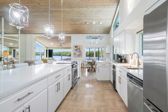 Building Photo - 6110 N Ocean Blvd