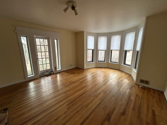Building Photo - 225 Midway Ave Unit 225 Midway Ave. Downstair