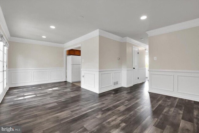 Building Photo - 255 Meadows Ln NE