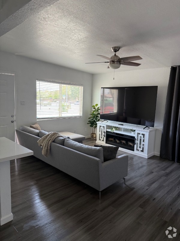 Building Photo - 932 E Tempe Dr Rental