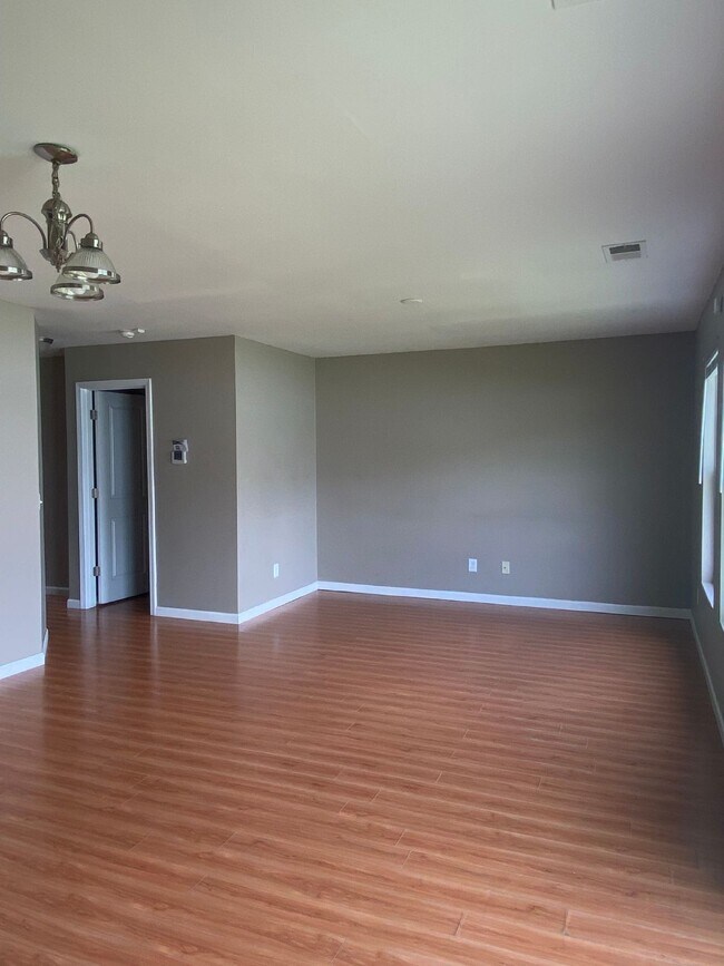 205 Bender St