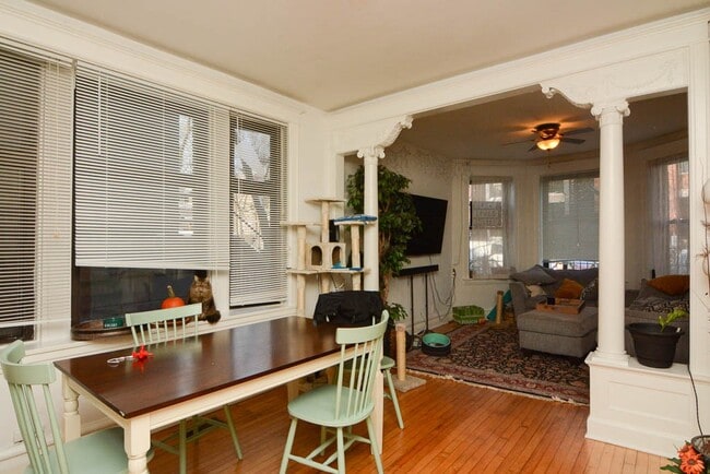 Building Photo - 1037 N Honore St Unit J04P