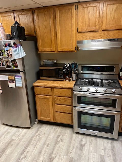 kitchen w/ double oven - 3306 Richmond Hwy Unit 105