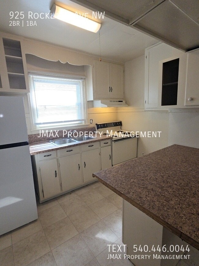 Photo - 925 Rockland Ave NW
