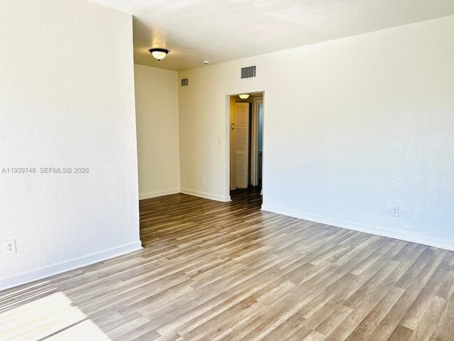 Building Photo - 1951 NE 167th St Unit 16