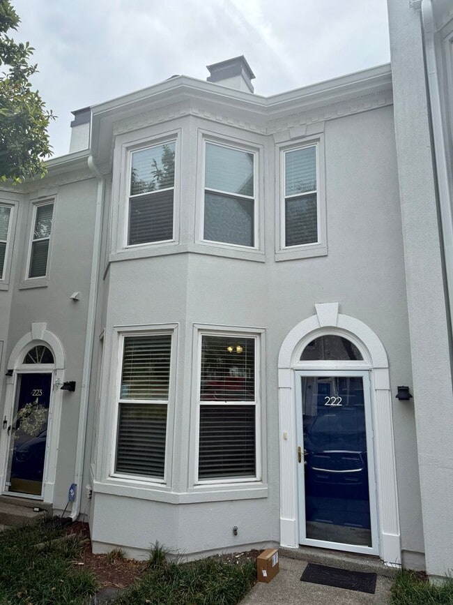 Building Photo - 2-bedroom, 2.5-bathroom home located in th...