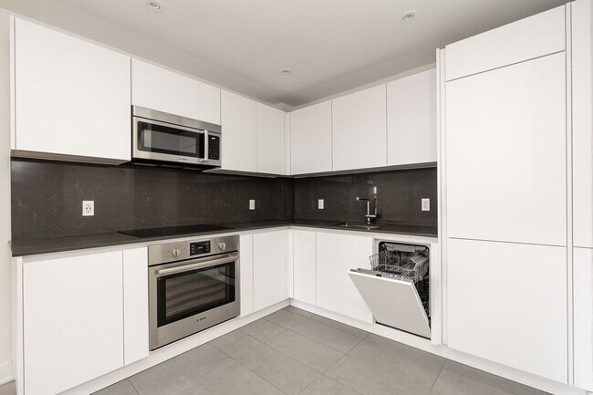 Photo - 110 Oriole Pkwy Unit 208