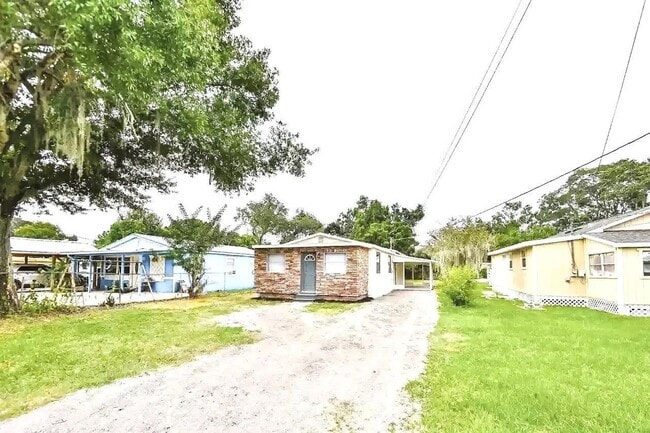 Photo - Charming Bungalow for rent in Lakeland