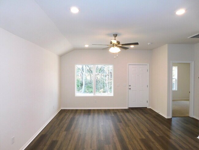 2504 E Illinois Aly