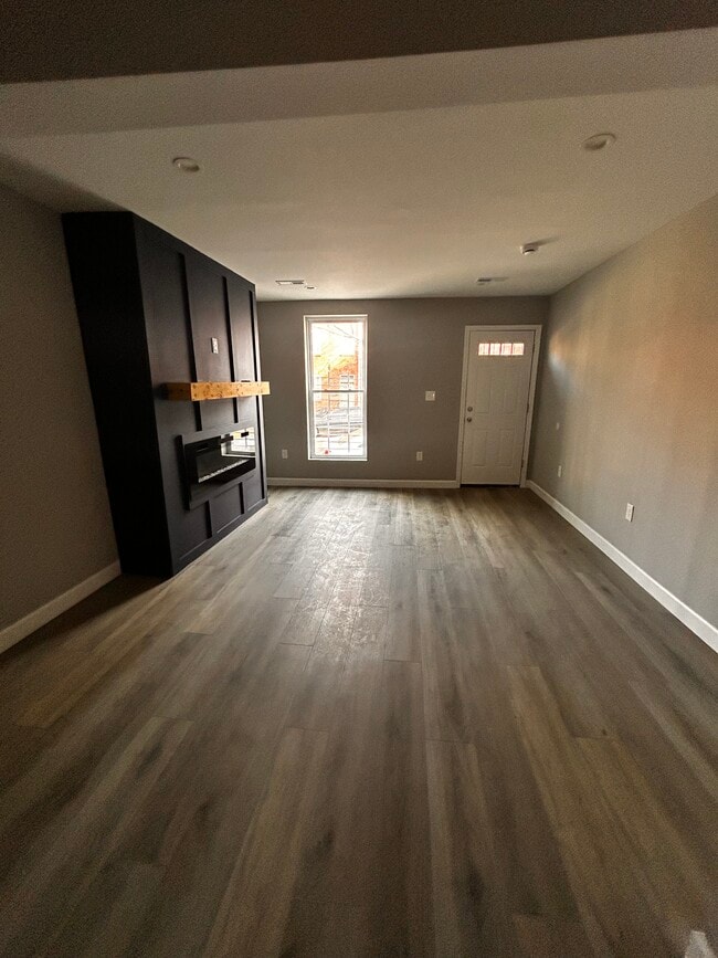 Photo - 897 W Lombard St