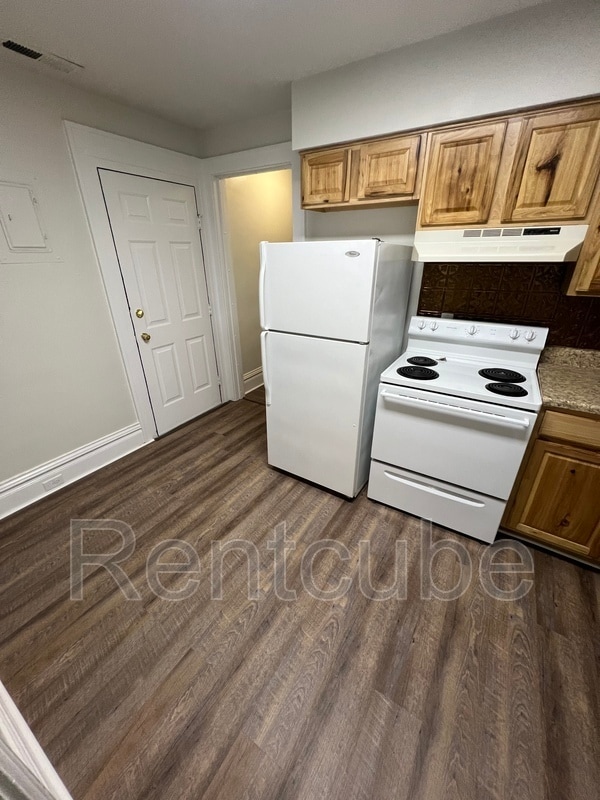 Building Photo - 243 W 11th St Unit Apt 6