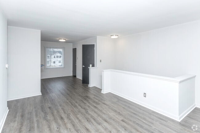 1BR, 1BA - 750 SF Upper