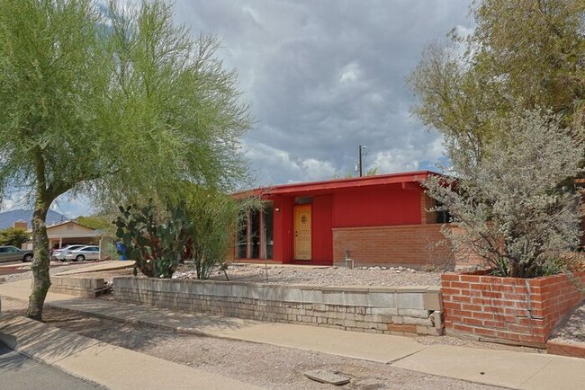Building Photo - 618 N Medford Dr