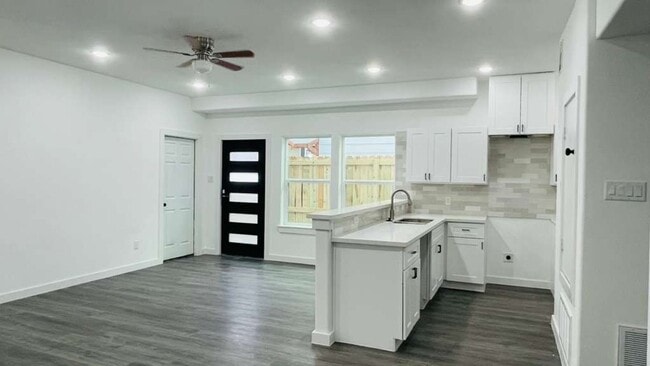 Building Photo - ? Brand-New Unit – 3 Bedrooms, 2.5 Bathroo...