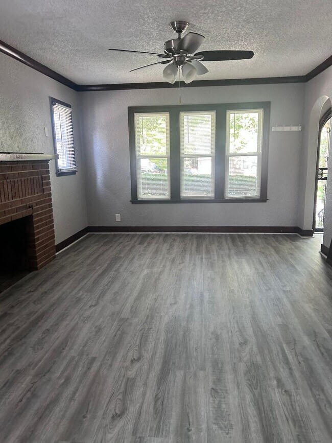 Photo - For Rent – 2 Bedroom | 1 Bathroom Aurora, IL 60505
