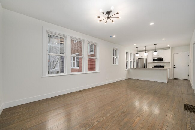 Photo - 2137 N Maplewood Ave Unit 1R