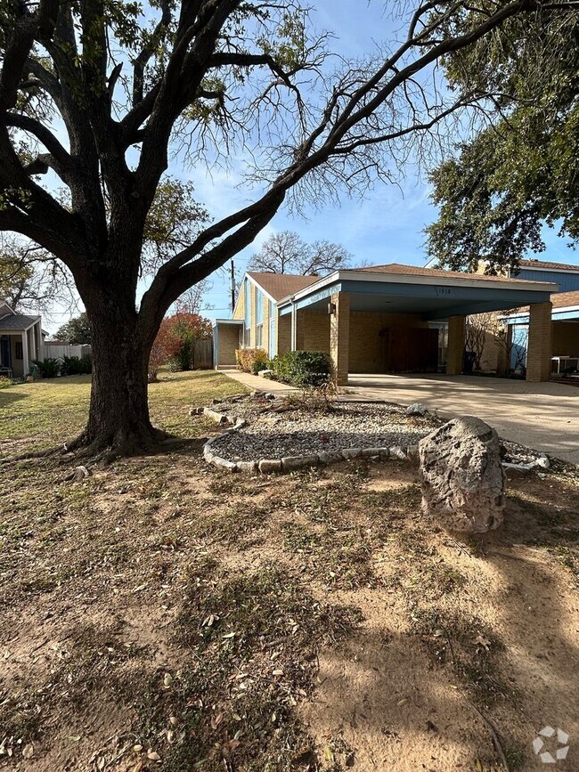 Building Photo - SUPERB Duplex in Euless! READY NOW! Rental