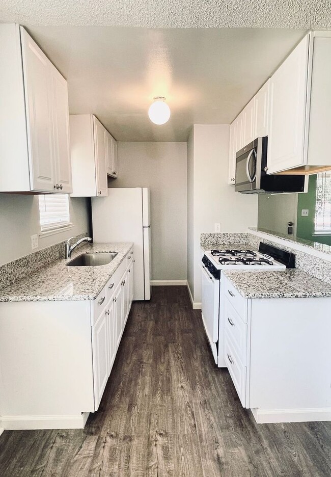Building Photo - Lovely 2 Bedroom /  1 Bathroom for rent $2... Unit 204 Rental