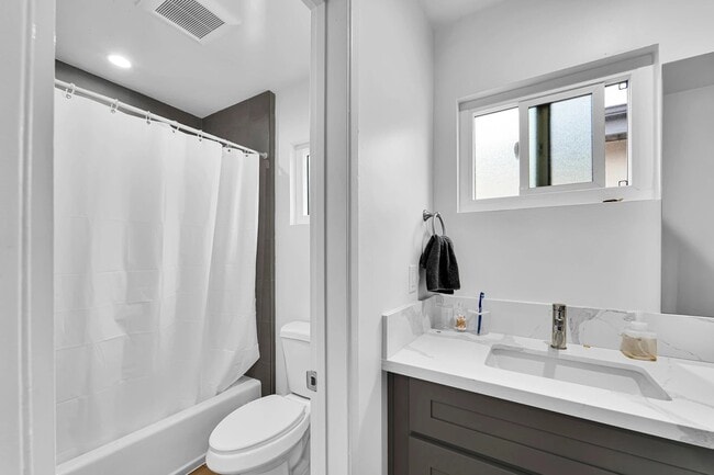 Photo - 1240 W 29th St Unidad 9