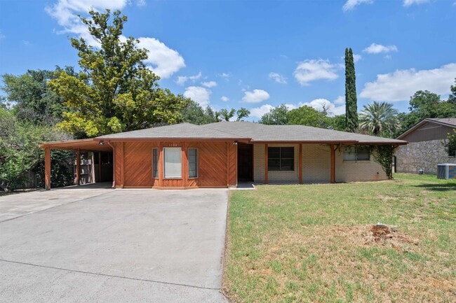 1102 Pecan St