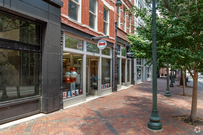 Oficina de arrendamiento de pisos en el centro de Memphis - Downtown Memphis Flats