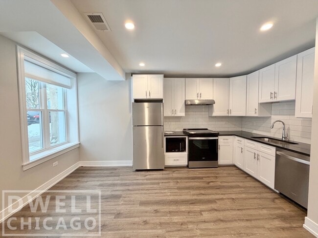 Building Photo - 1705 W Lunt Ave Unit S