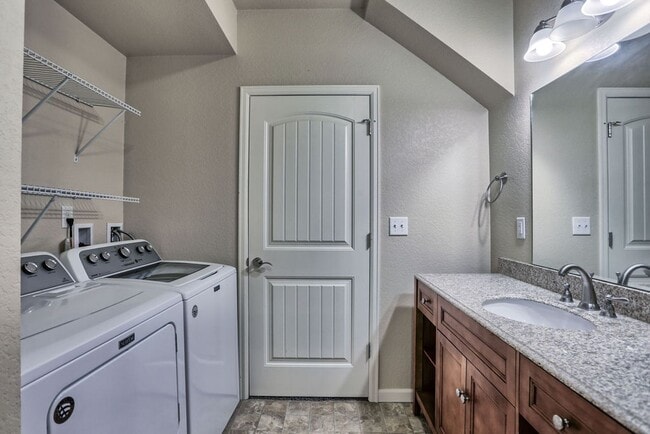 Building Photo - 4 Bedroom Home in East Windsor