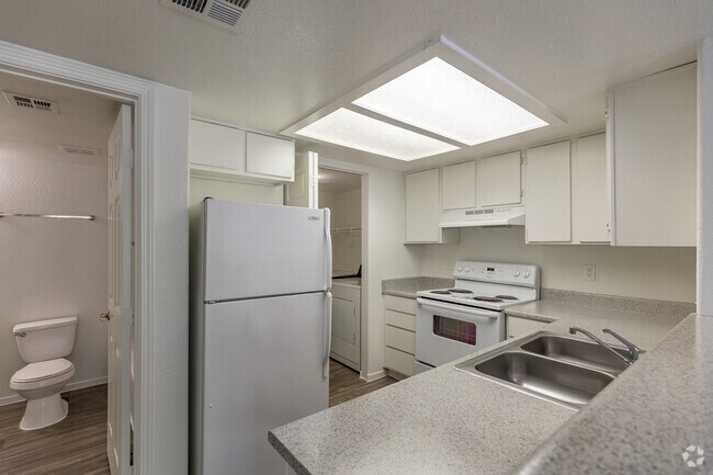 2 BR, 2 BA - 950 SF