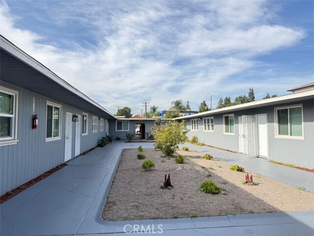 Building Photo - 10539 Paramount Blvd Unit 8