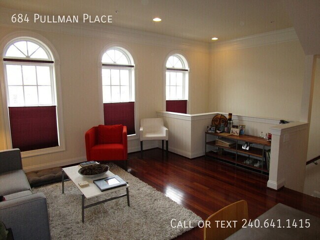 Photo - 684 Pullman Pl