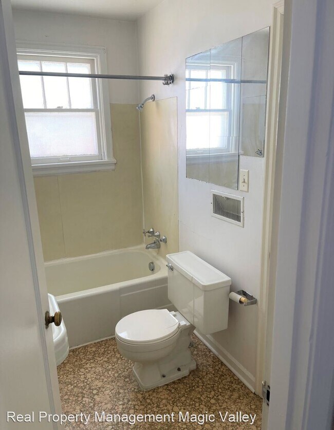 Photo - 1 br, 1 bath House - 129 Castleford St W