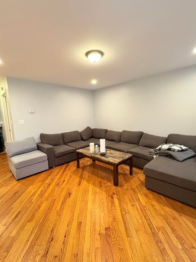 Building Photo - 37 Leonard St Unit 1 Rental