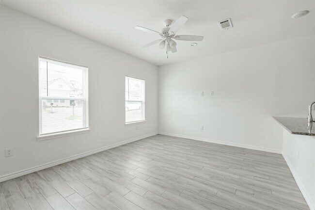 Photo - 16927 W Juneau St