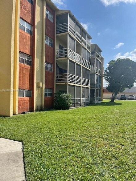 Building Photo - 3610 NW 21st St Unit 311
