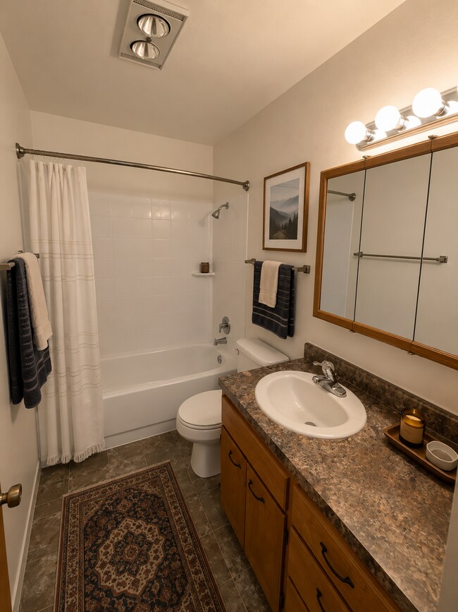 Photo - 2 Bedrooms. Free WiFi. Walk To CWU...This is The Apartment You've Been Waiting For! Unidad 13