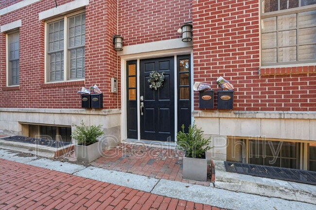 Building Photo - 243 Montrose St Unit 103