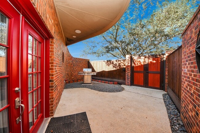 Photo - 832 W 27th St