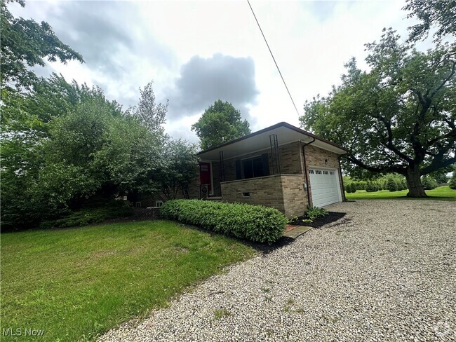 Building Photo - 5192 Center Rd Rental