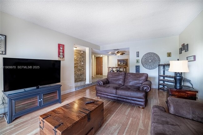 Building Photo - 3760 Inverrary Dr Unit 3G