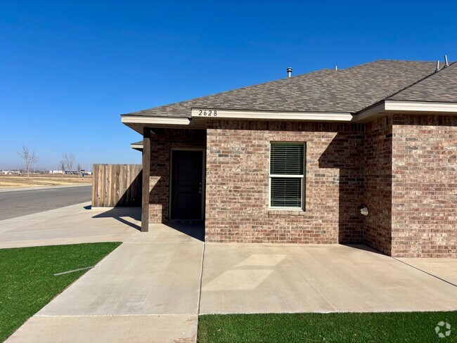 Building Photo - Townhome Conveniently Located Near Lubbock...