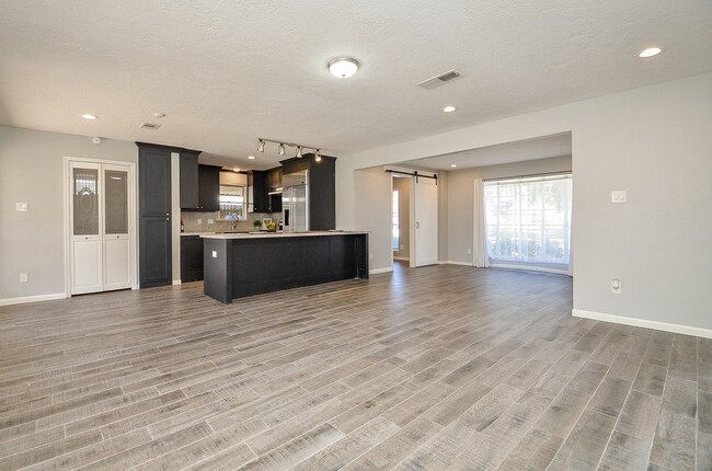 Building Photo - 9215 Sharpcrest St