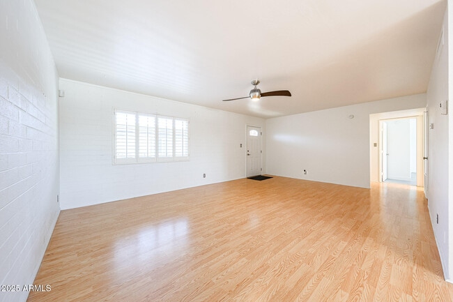 6544 N 12th St Unidad 16