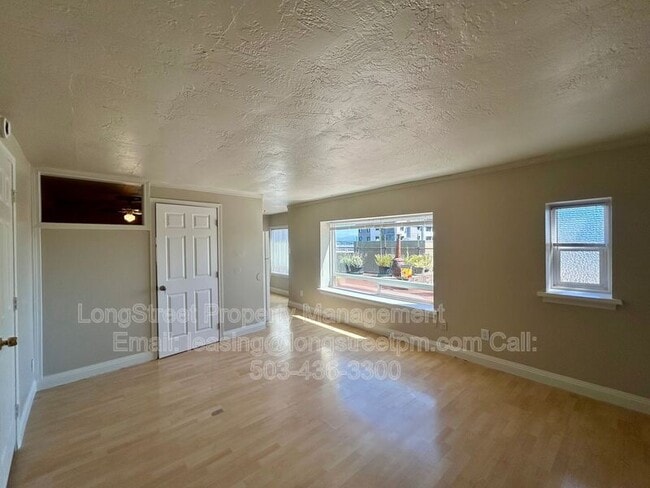 Photo - 772 SW Broadway Dr