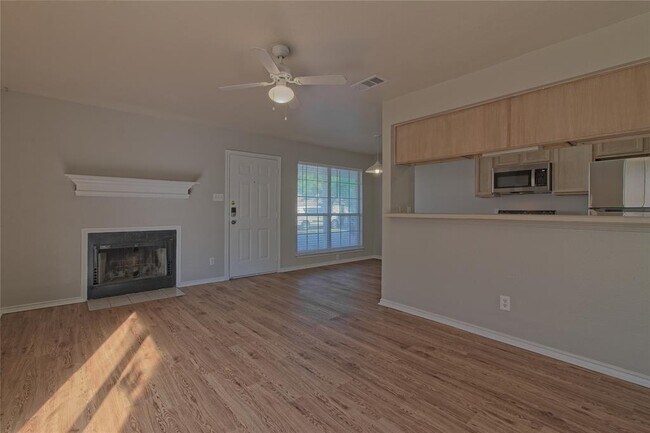 Photo - 2211 Creekside Ln