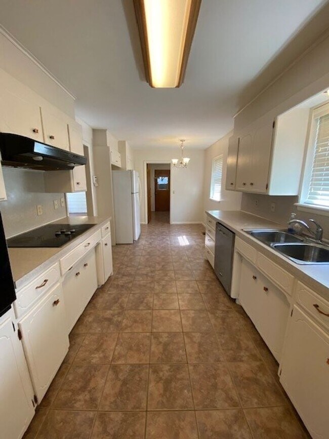 Midtown Beauty!!! One storySide entry gat... House House Rental in