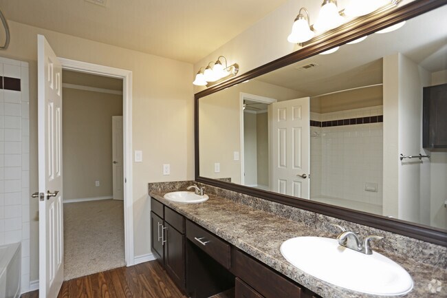 2BR,1BA - 938SF - BATHROOM - The Brazos